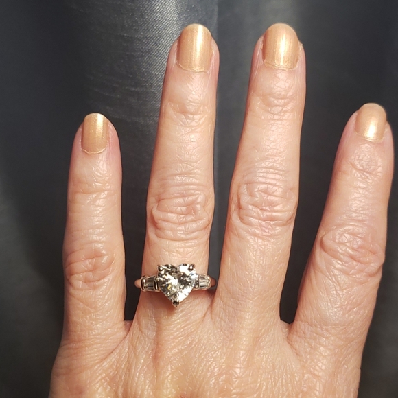 Rhodium plated ring w/ CZ heart shape center stone - Picture 1 of 6